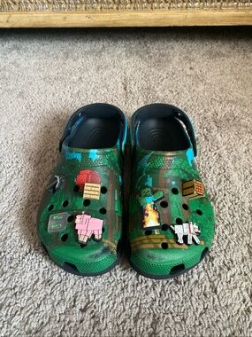 CROCS x Minecraft Green Pixel Clogs with Minecraft Charms size J5